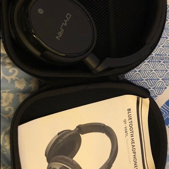 Dylan QY-V6BTL On-Ear Bluetooth headphones ~ Case & Instruction Manual included - Picture 3 of 3
